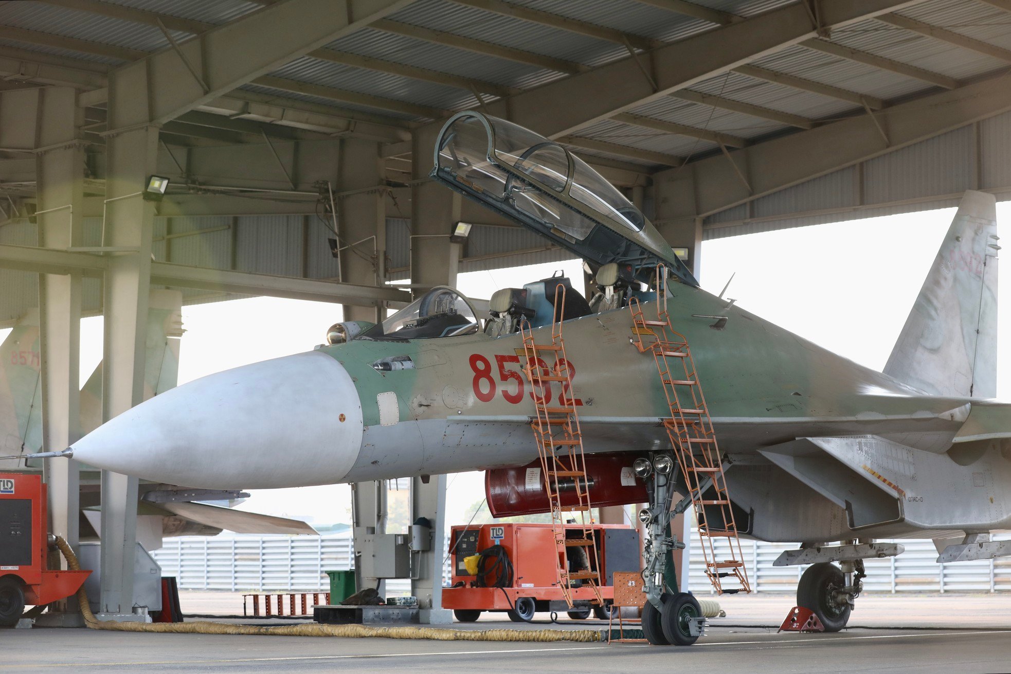 ภาพระยะใกล้ของเครื่องบินขับไล่ Su-30MK2 ขณะฝึกซ้อมเพื่อเตรียมพร้อมสำหรับการเฉลิมฉลองวันที่ 30 เมษายน ภาพที่ 4