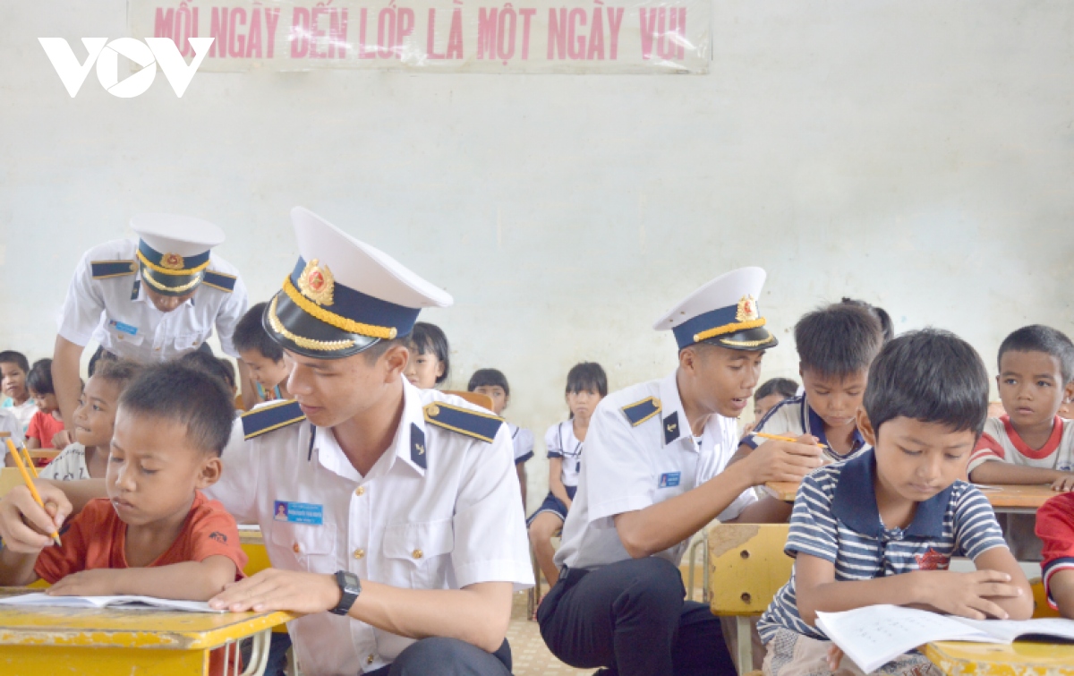 phoi hop tuyen truyen, xay dung the tran long dan bao ve vung chac bien dao hinh anh 2