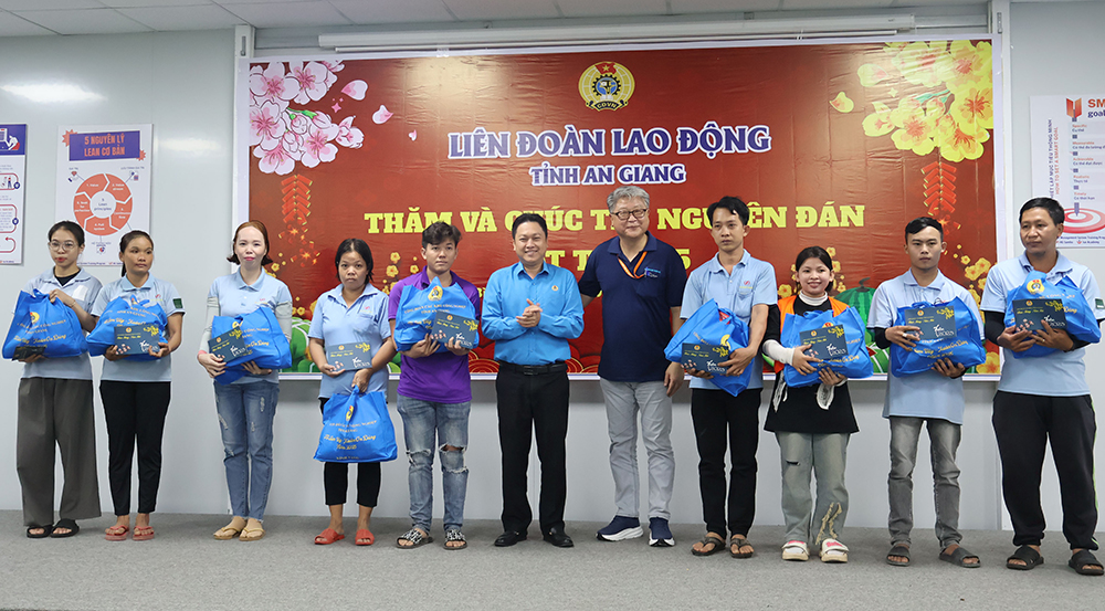 省労働組合が外資系企業を訪問し、新年の挨拶を述べる。