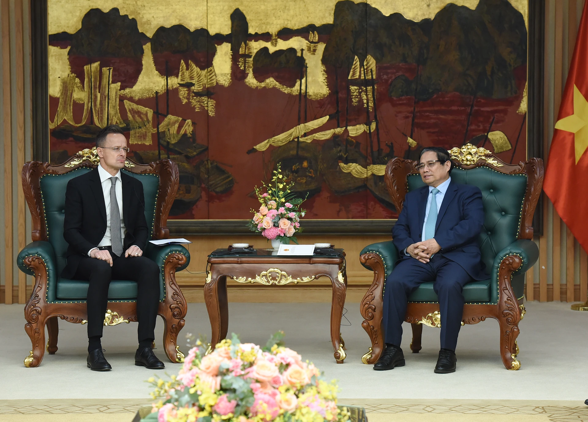 [Photo] Le Premier ministre Pham Minh Chinh reçoit le ministre hongrois des Affaires étrangères et des Relations économiques extérieures Szijjarto Peter photo 2