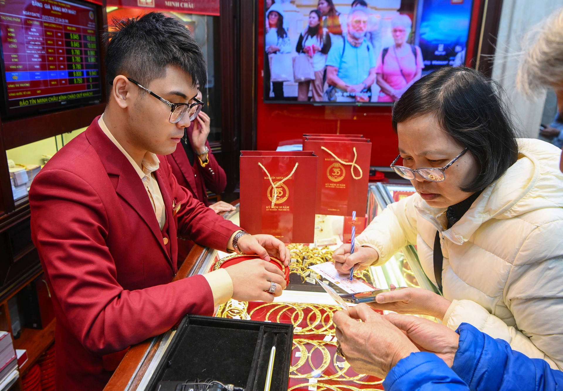 After a hot increase, gold prices may fall to 72