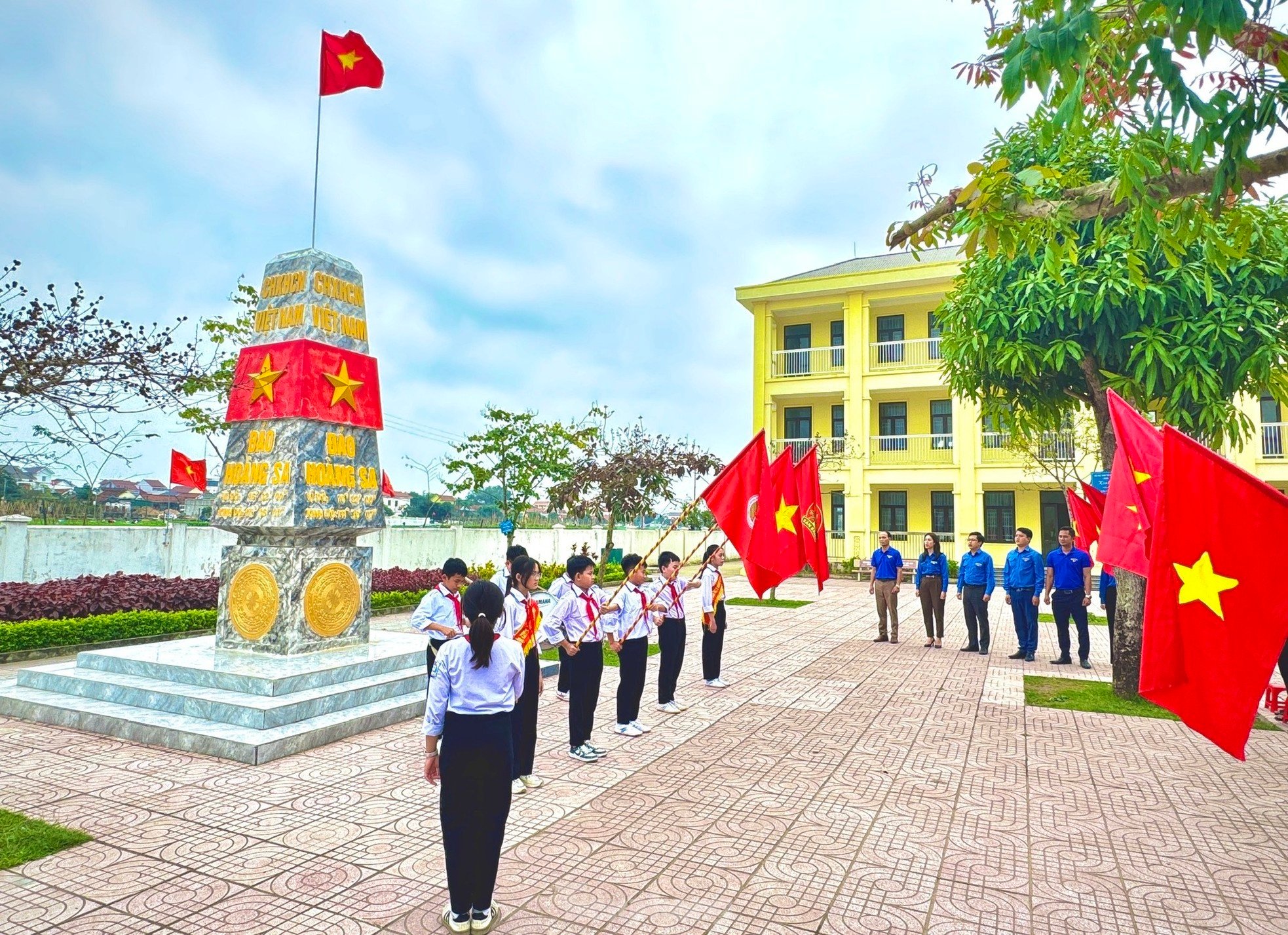 Youth dance in unison to celebrate the 94th anniversary of the founding of Photo Group 11