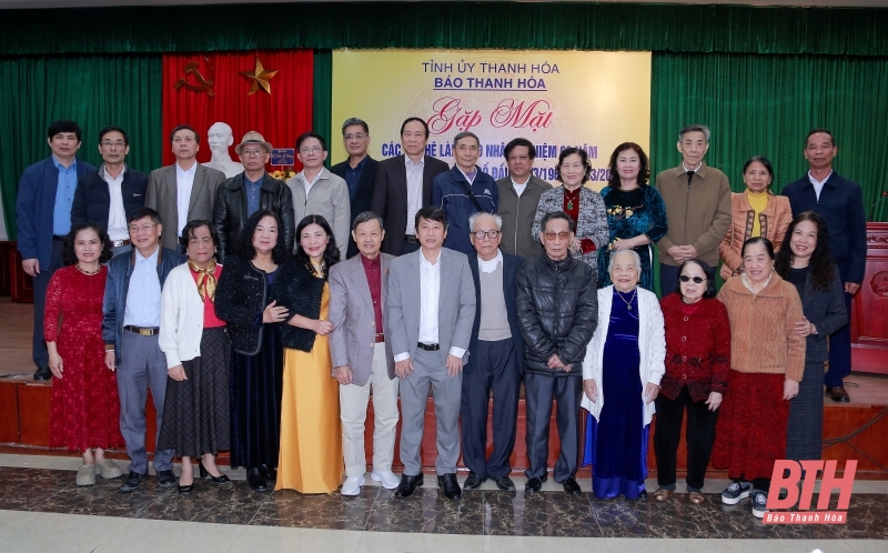 Encuentro con generaciones de periodistas del periódico Thanh Hoa