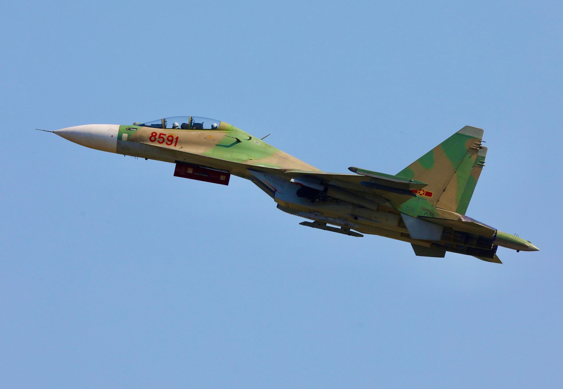 Primer plano de los aviones de combate Su-30MK2 practicando para prepararse para la celebración del 30 de abril (foto 13)