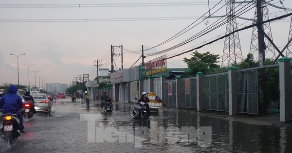 Installing a pumping station to prevent flooding on a section of National Highway 1 through Ho Chi Minh City