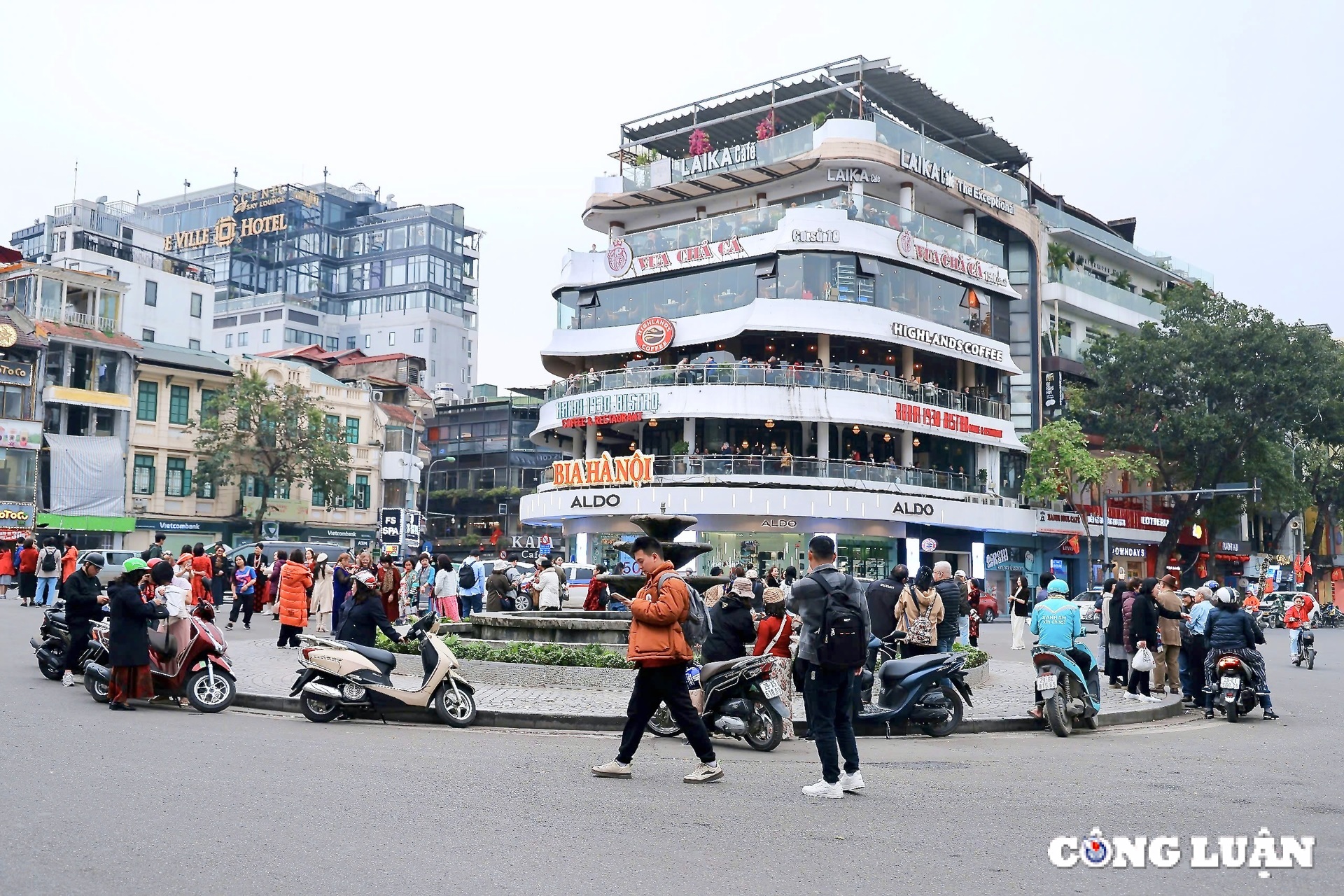 Hanoi people take pictures next to Ham Ca building before dismantling photo 1