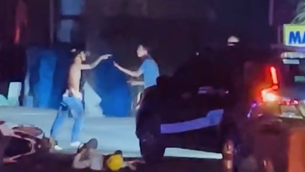 Incapaz de actuar como un tonto, tomó su casco y persiguió y golpeó al conductor del auto.