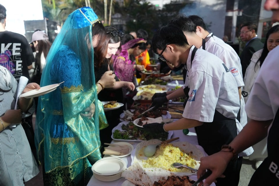 De nombreux convives apprécient la cuisine azerbaïdjanaise. 