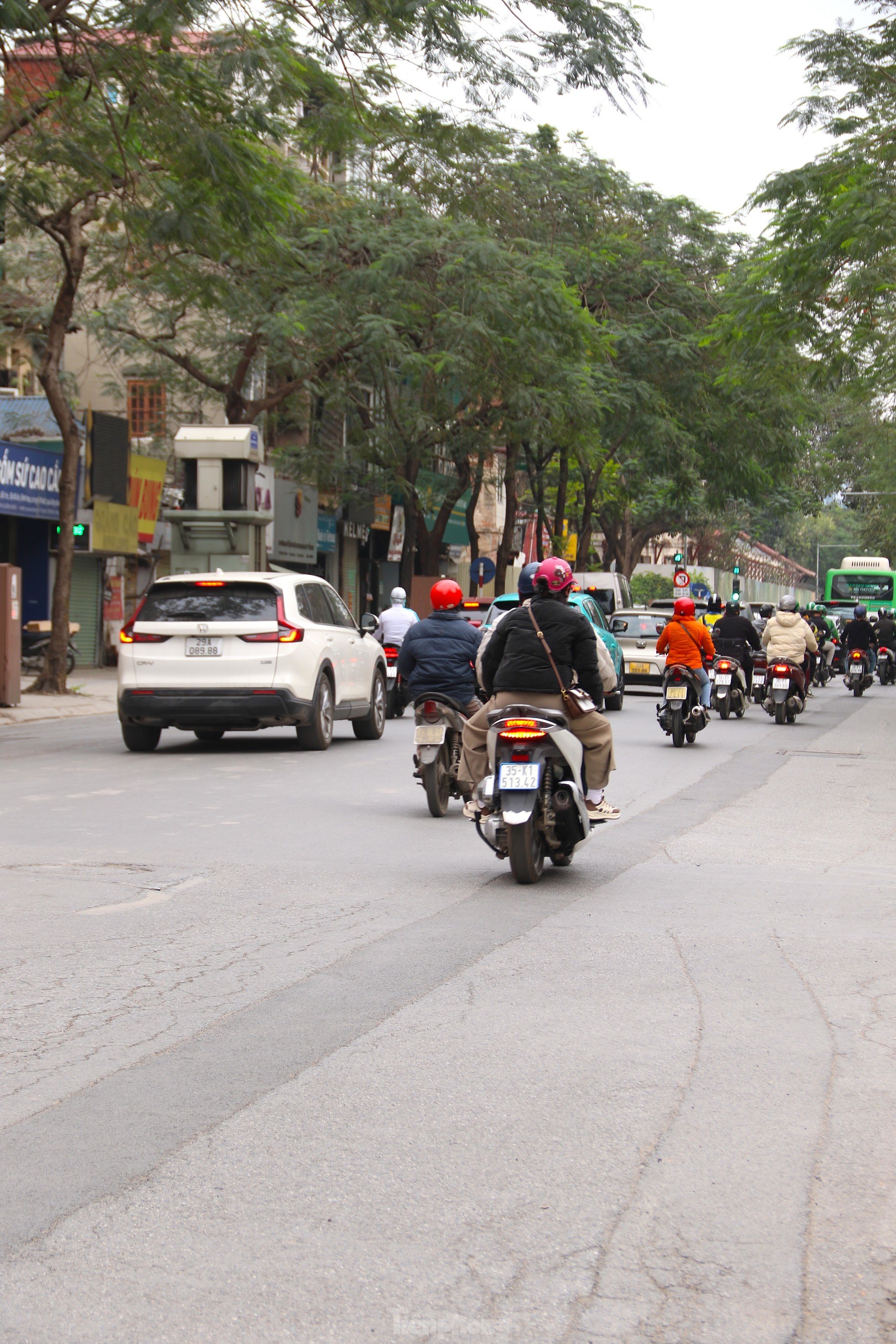 'Sống trâu’, ‘rãnh cào’ nham nhở trên nhiều tuyến phố Thủ đô sau sửa chữa ảnh 7