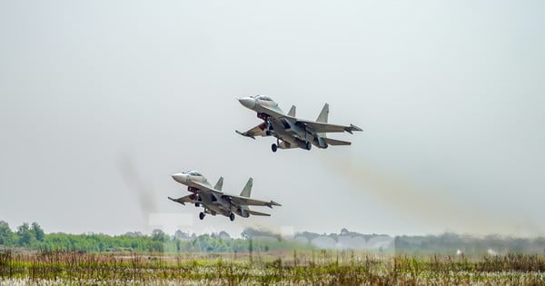 Primer plano de los aviones de combate Su-30MK2 practicando en preparación para la celebración del 30 de abril.