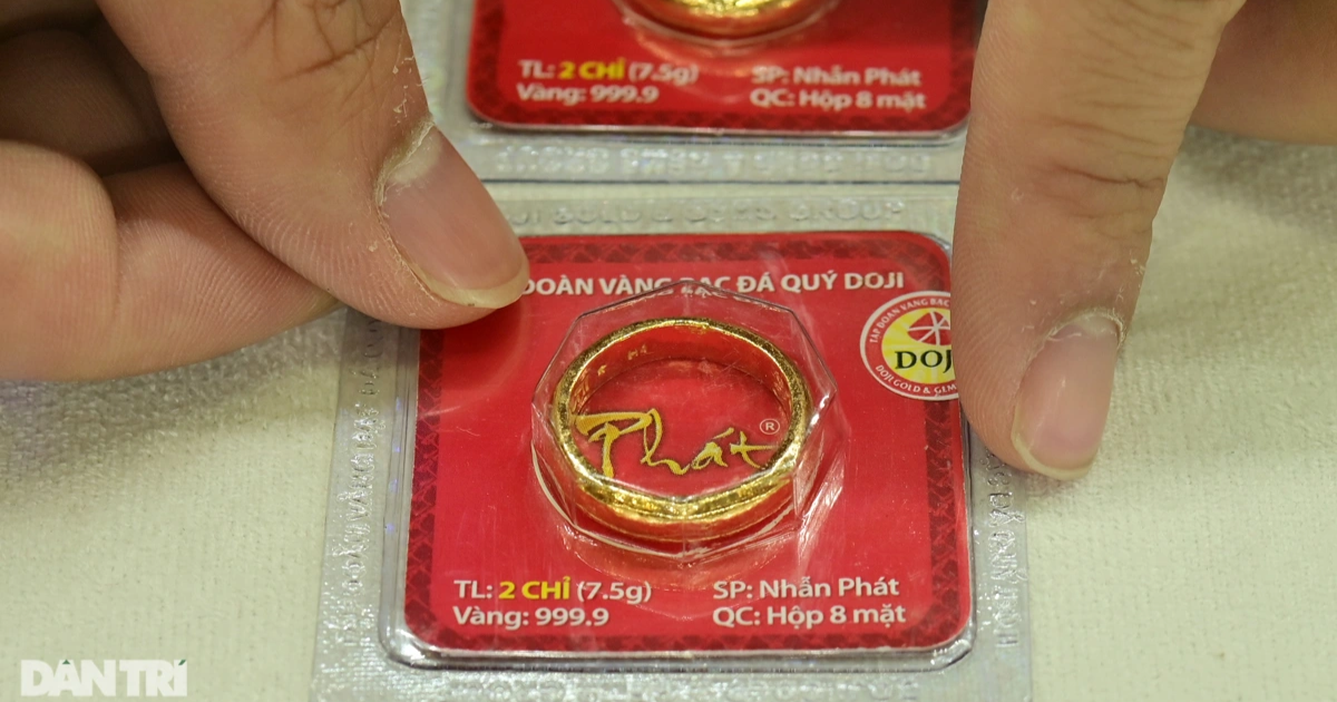 Plain gold ring price exceeds 101 million VND/tael