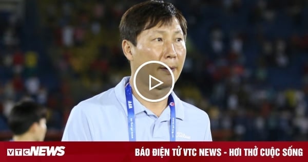 Coach Kim Sang-sik got angry when his student made a bad pass.