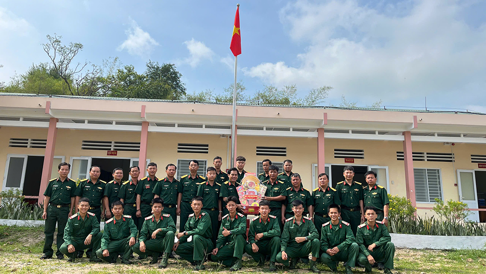 El Comando Militar Provincial de An Giang le desea un Feliz Año Nuevo a la Heroica Madre vietnamita Nguyen Thi Bay