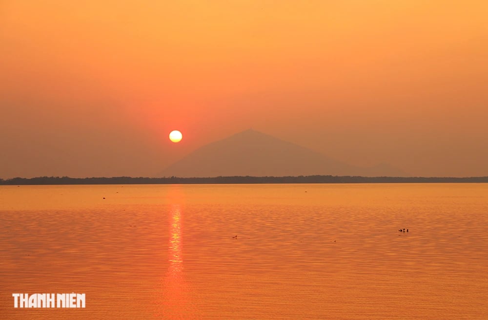 Capturando atardeceres surrealistas en la montaña Ba Den desde el lago Dau Tieng