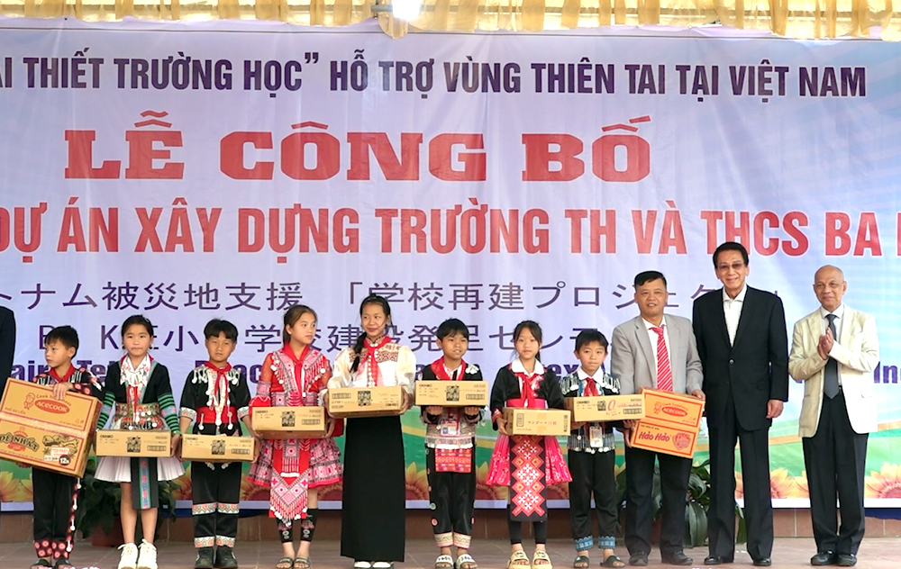 El ex embajador de Japón, Sugi Ryotaro, asistió a la ceremonia de lanzamiento del Proyecto de Construcción de la Escuela Primaria y Secundaria Ba Khe en la comuna de Cat Thinh.