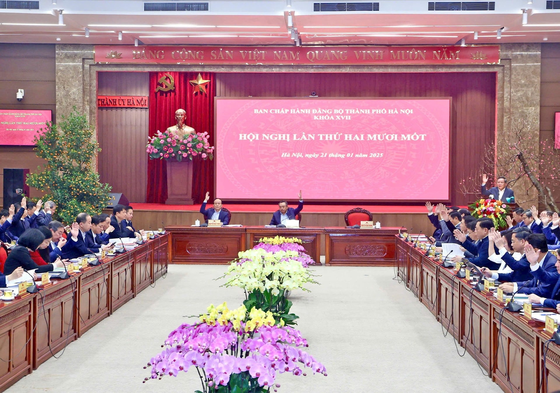 Delegates voted to approve the agenda of the twenty-first session of the Hanoi City Party Committee, session XVII.-Anh-Viet-Thanh.jpg