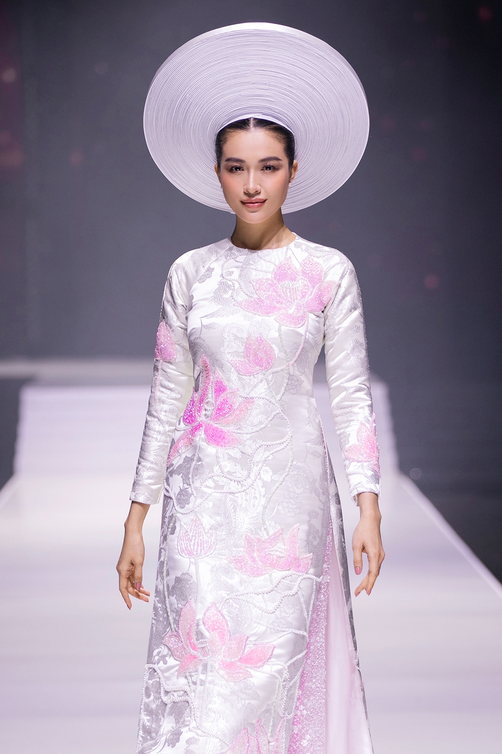ntk thuy nguyen mang loi ca da co hoai lang vao bo suu tap ao dai hinh anh 8