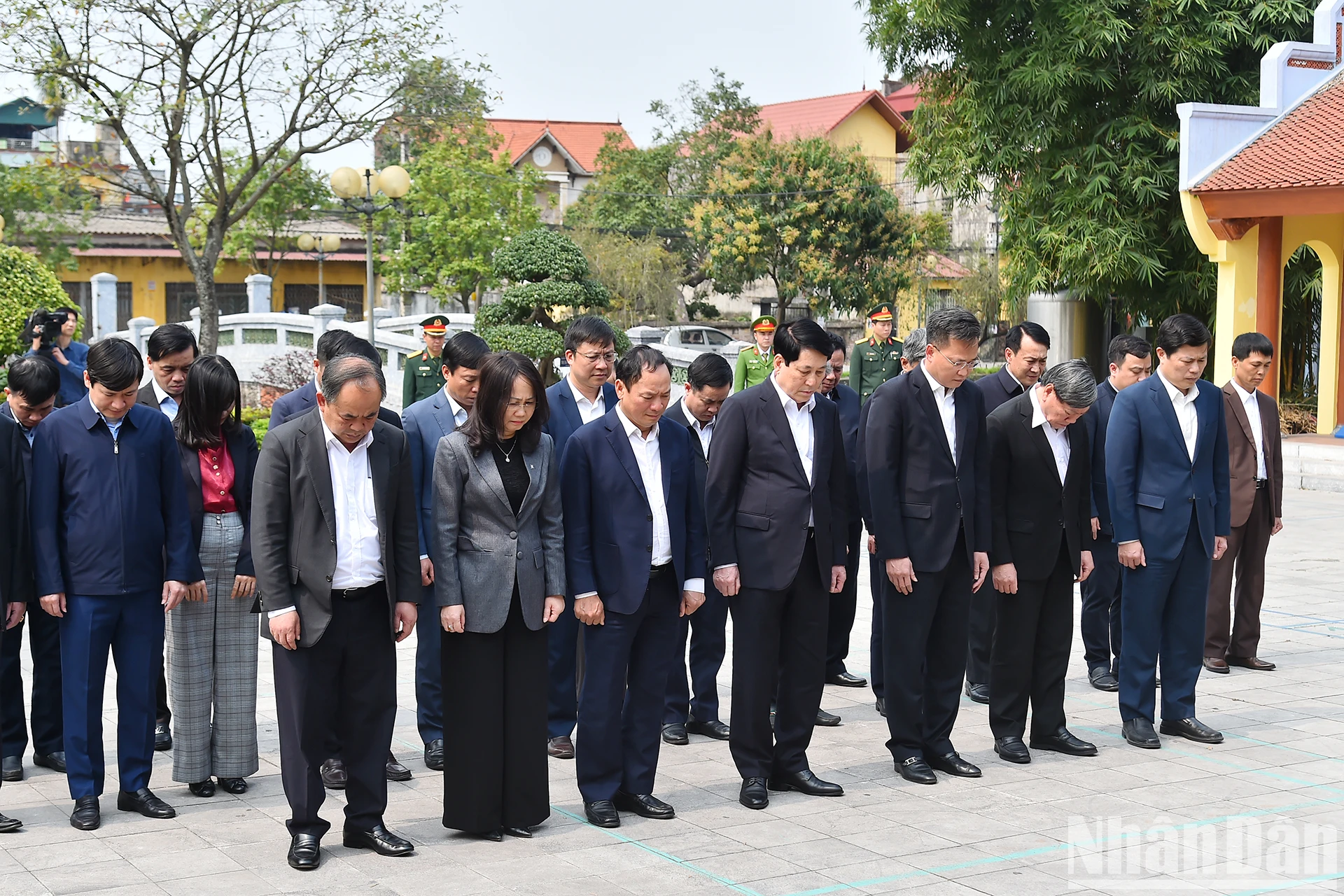 [Photo] President Luong Cuong offers incense in memory of General Secretary Nguyen Van Linh photo 1