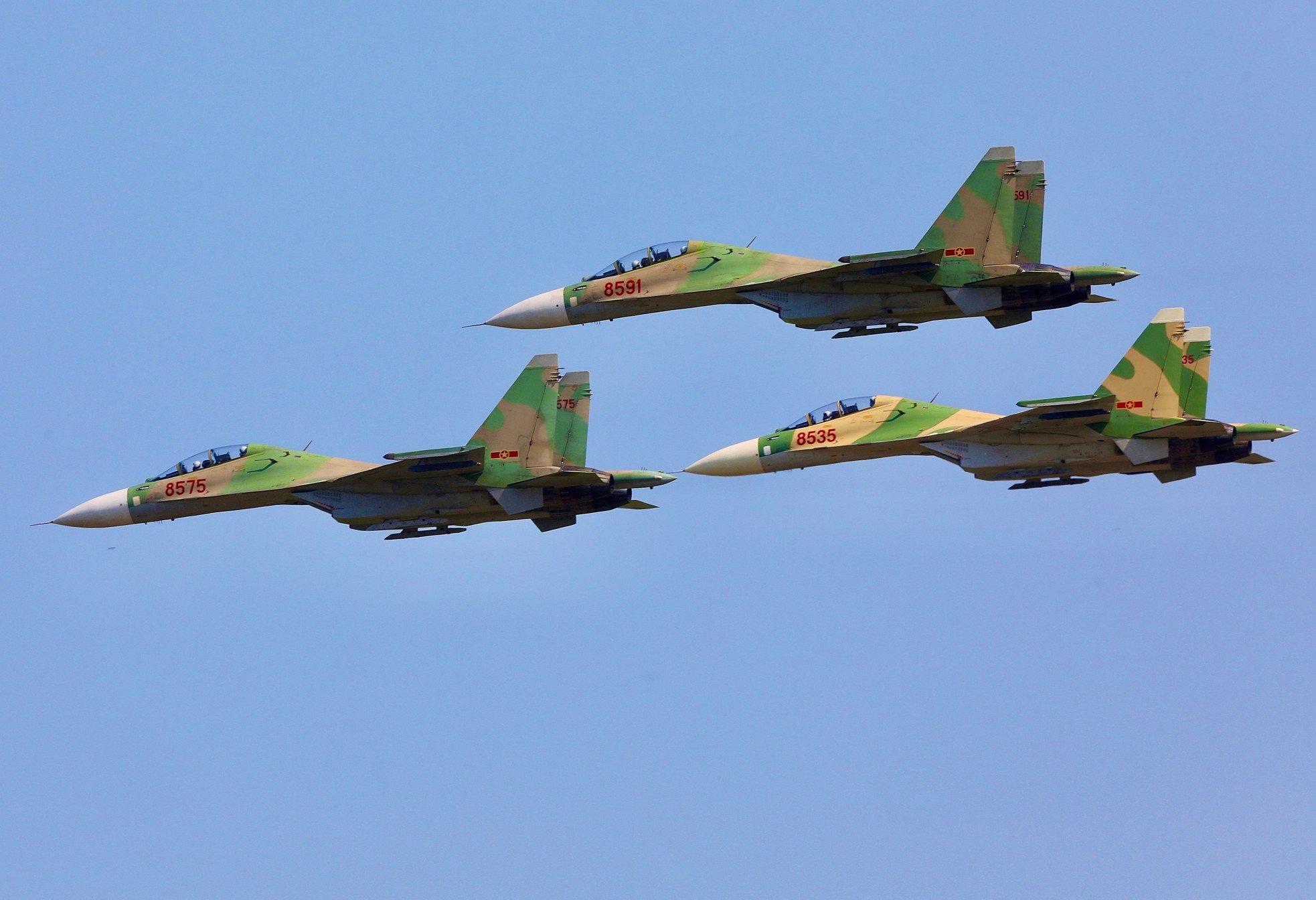 Primer plano de los aviones de combate Su-30MK2 practicando para prepararse para la celebración del 30 de abril, foto 12