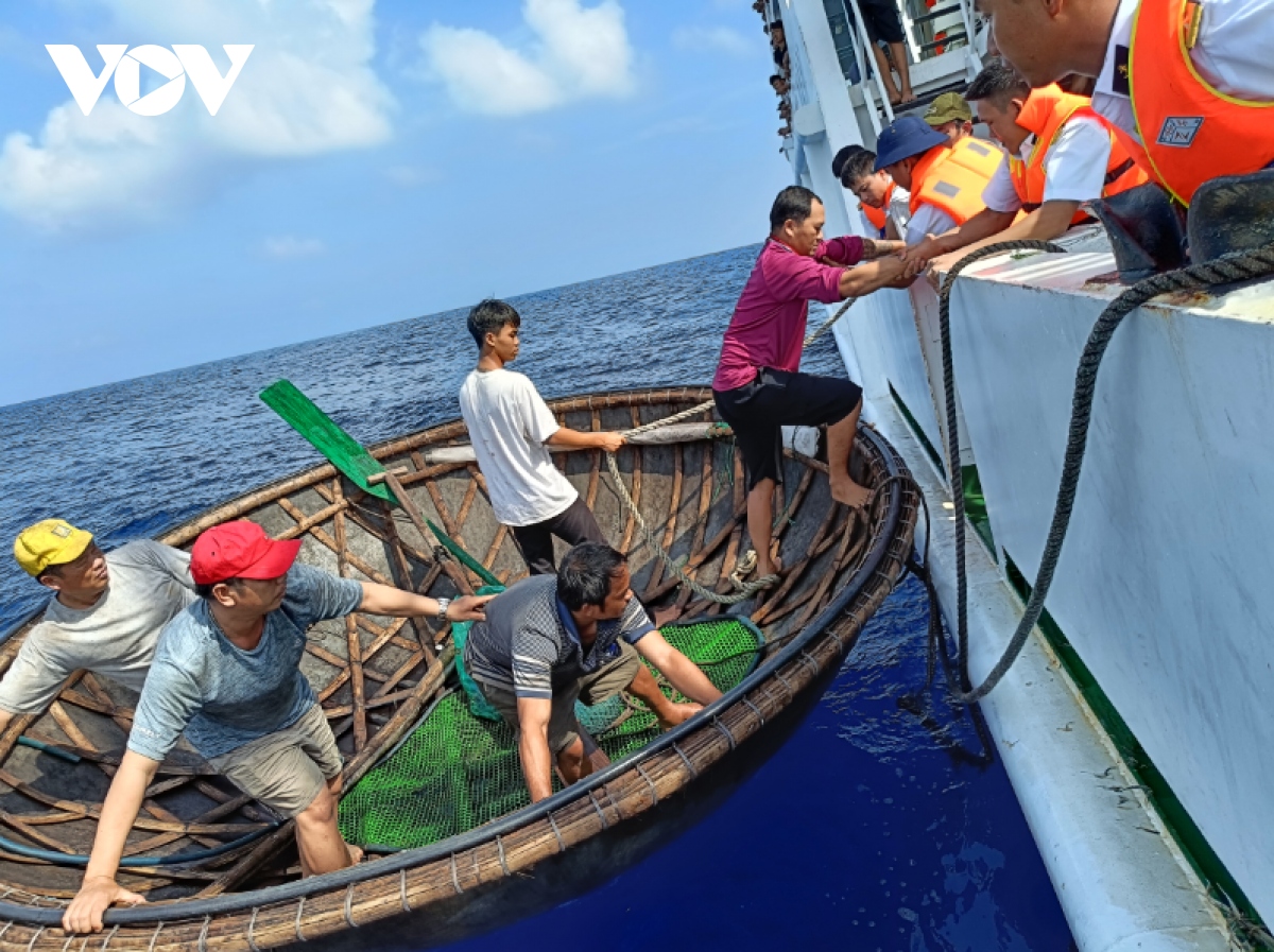 phoi hop tuyen truyen, xay dung the tran long dan bao ve vung chac bien dao hinh anh 1