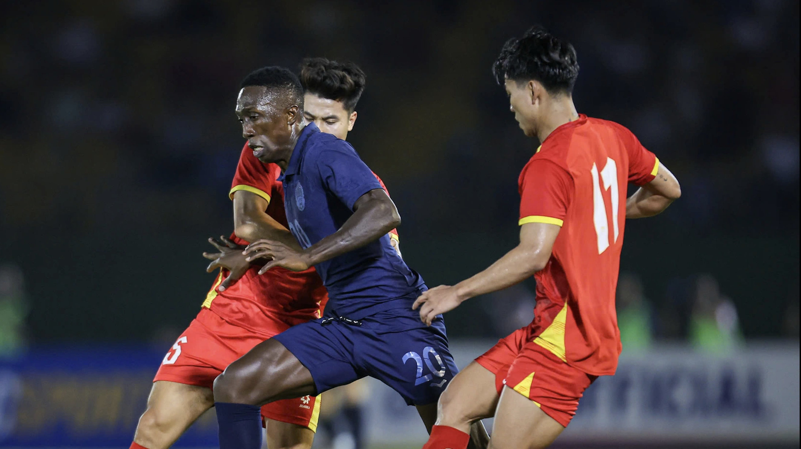 Cambodian naturalized players almost created a shock for the Vietnamese team