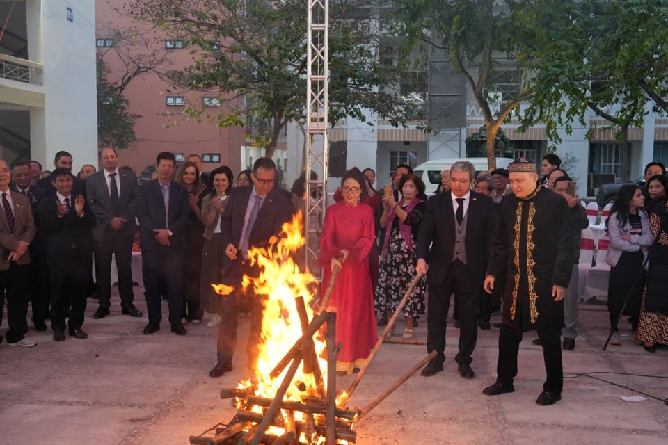 Les délégués allument des feux avant la traditionnelle cérémonie de saut du feu. 