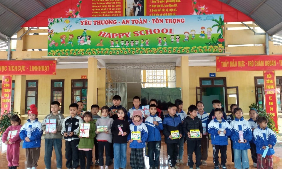 Provinzbibliothek bietet Bücherwechsel und mobile Dienste in der Thanh Long Grundschule im Bezirk Van Lang an - Lang Son Newspaper