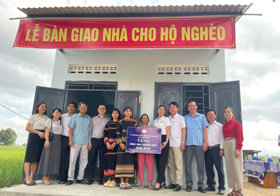 Bàn giao 5 căn nhà cho hộ nghèo xã Ia Rbol