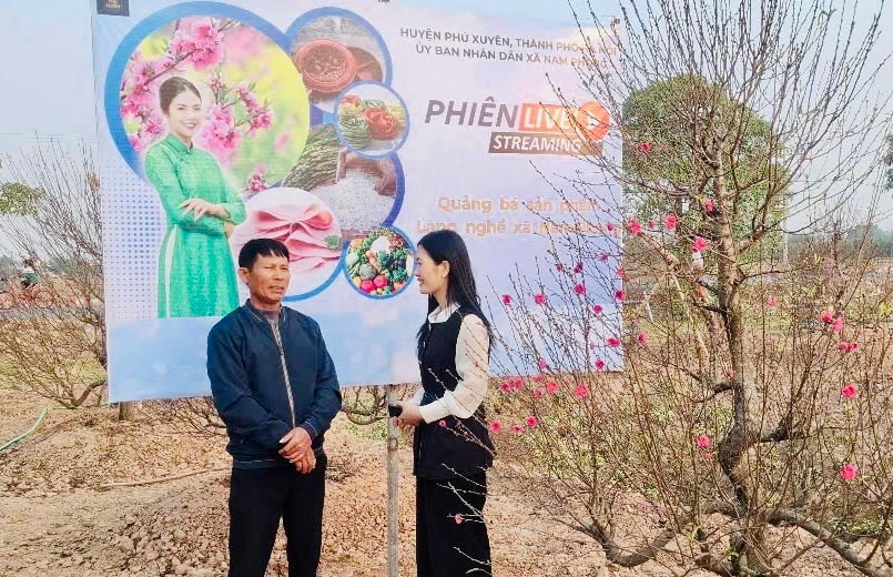 People-livestream-selling-goods-at-a-far-away-far-south-phong-huyền-Phu-xuyen-..jpg