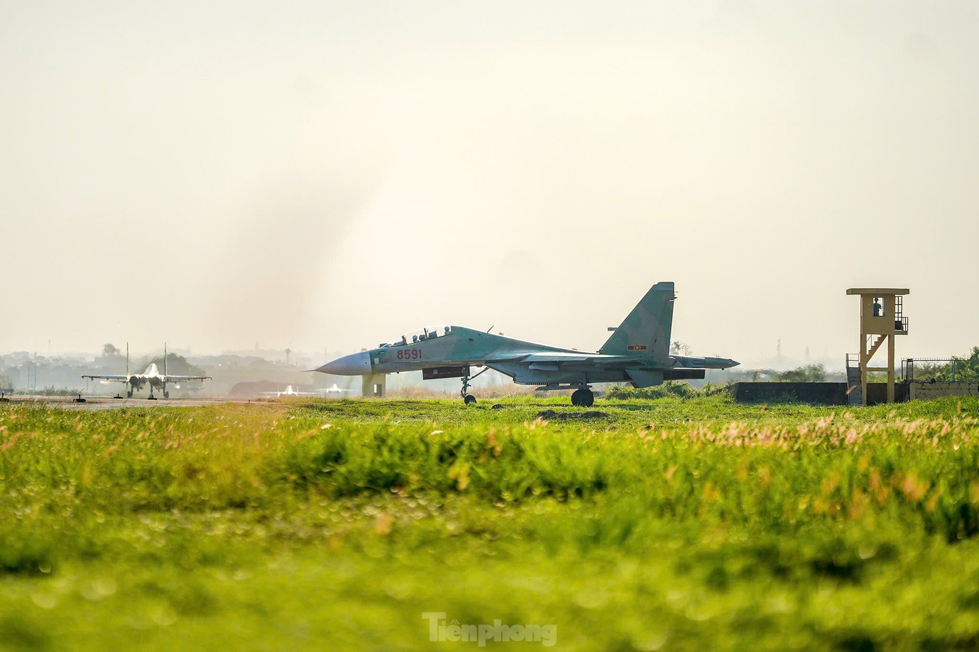 ภาพระยะใกล้ของเครื่องบินขับไล่ Su-30MK2 ขณะซ้อมเพื่อเตรียมพร้อมสำหรับการเฉลิมฉลองวันที่ 30 เมษายน ภาพที่ 8