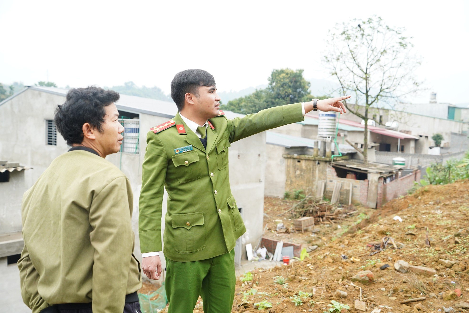 선장은 앞으로 돌진했고 큰 폭발로 인해 10채의 집이 완전히 묻힌 이야기가 나왔습니다.