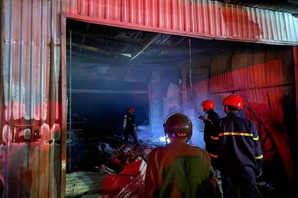 Retten Sie 5 Menschen, die bei einem Hausbrand in Hai Duong eingeschlossen waren