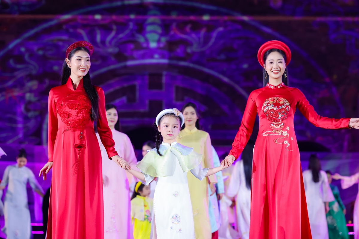 hoa hau ngoc han lan dau catwalk cung ba ngoai va me ruot hinh anh 1
