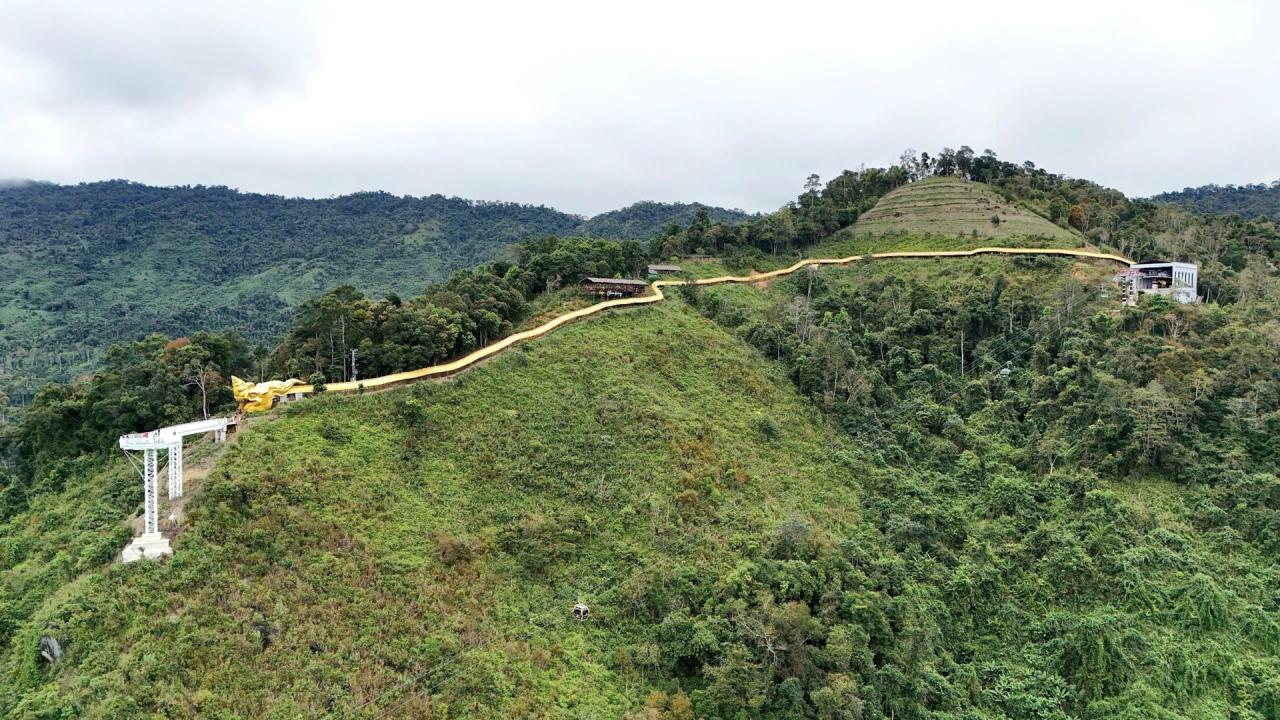 Hành lang mái che hình rồng ở khu du lịch sinh thái Cổng Trời Đông Giang dài 460m. Ảnh: QUỐC TUẤN 