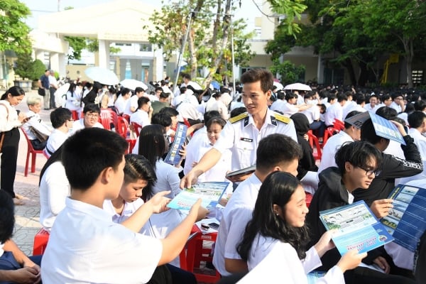 Más de 4.000 personas en Kien Giang escuchan información y propaganda sobre el mar y las islas.