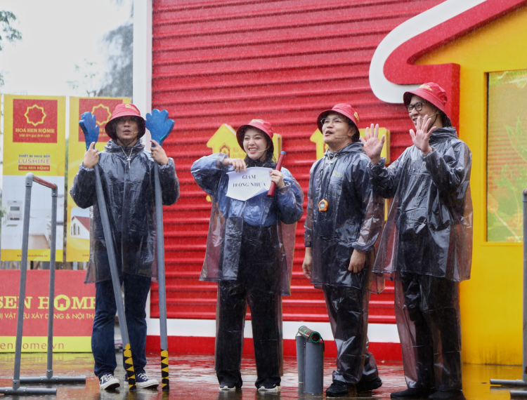 Künstler trotzen dem Regen, um das Programm „Vietnamesische Familienwärme“ aufzunehmen