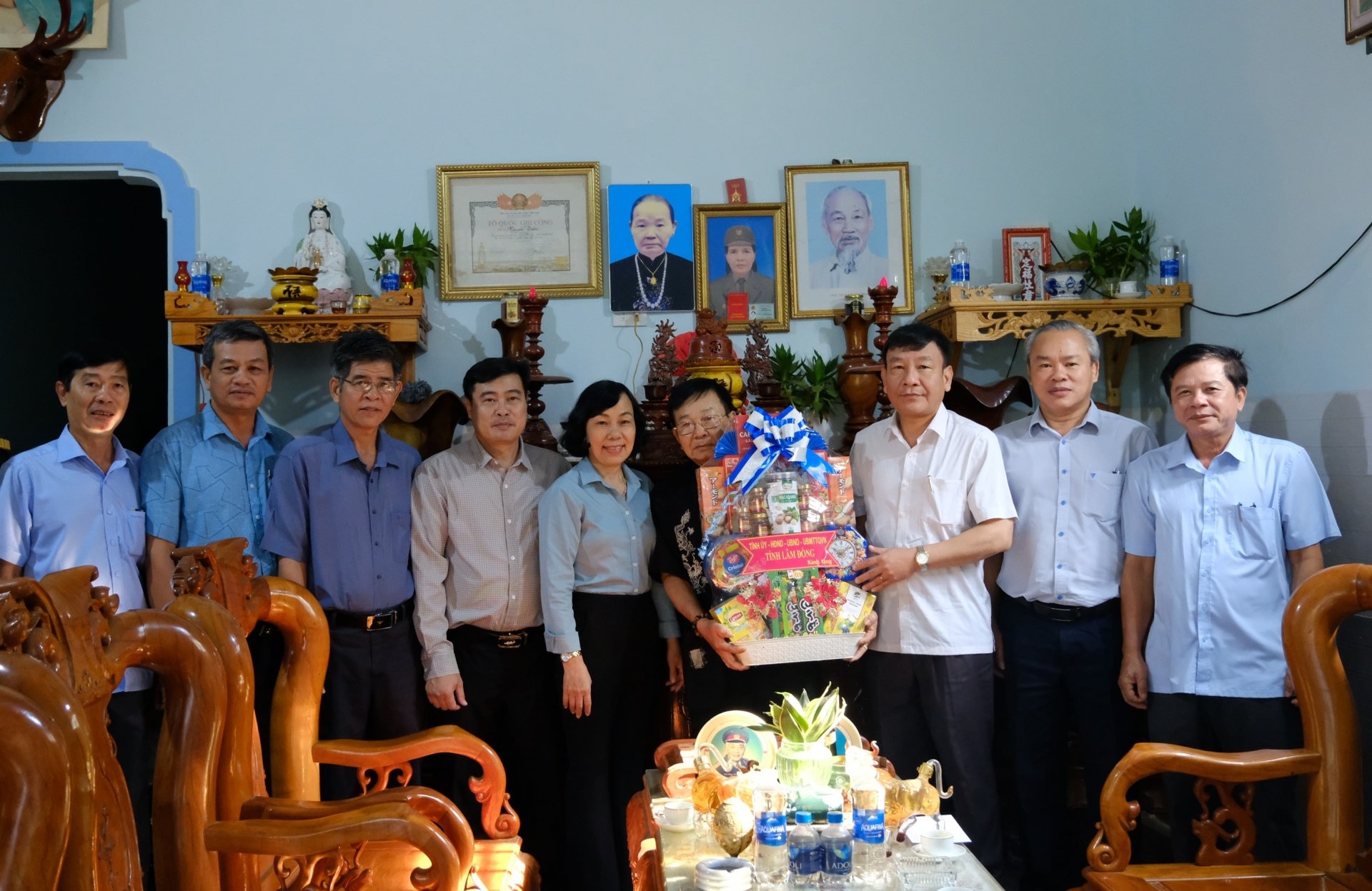 Die Delegation besuchte die Familie des Kriegsinvaliden Nguyen Cong Phu und überreichte ihr Geschenke.