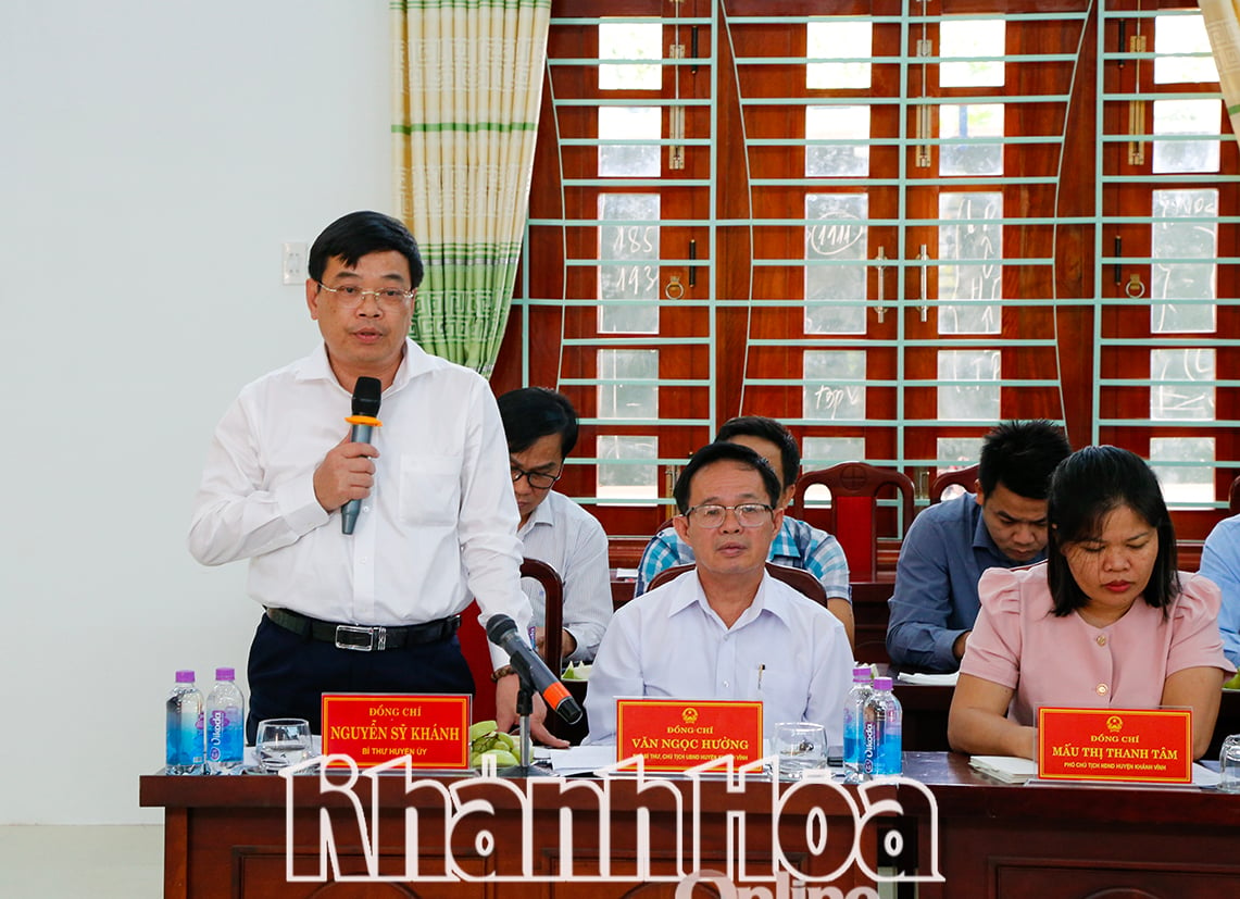 Mr. Nguyen Sy Khanh - Secretary of Khanh Vinh District Party Committee reported on a number of key issues being implemented by the district in 2025.