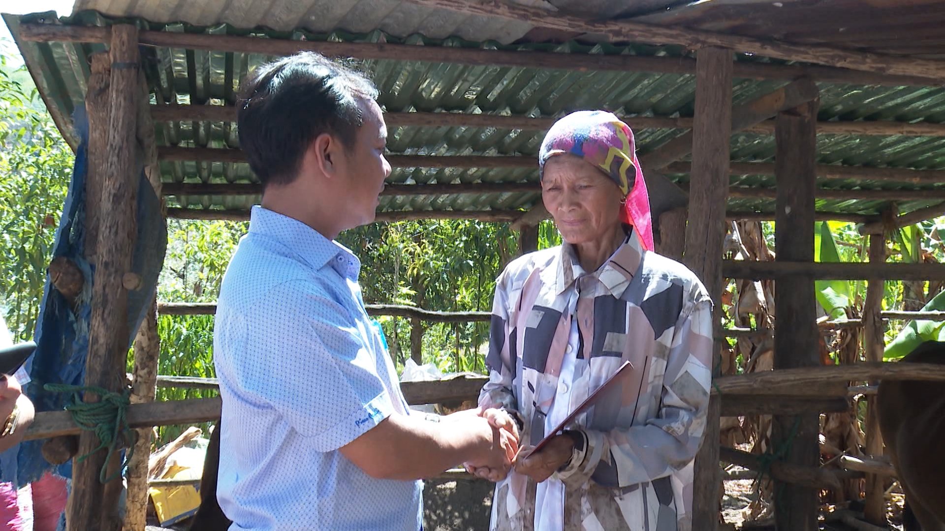 Deputy Secretary of Provincial Party Committee U Huan visited and gave gifts to poor households in Dak To district