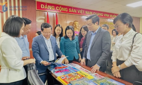 La delegación de la provincia de Ca Mau estudia el modelo del Centro de Medios de la provincia de Quang Ninh.