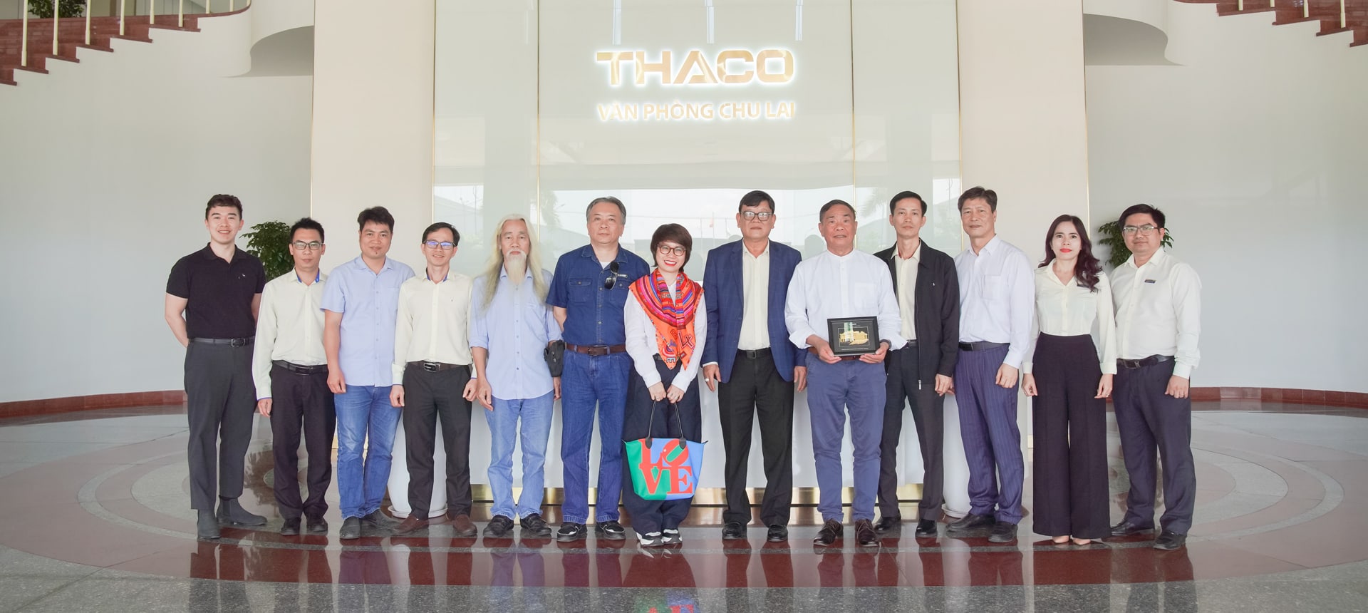 Delegation from Vietnam Writers Association Publishing House and Dai Nam University visited THACO Chu Lai