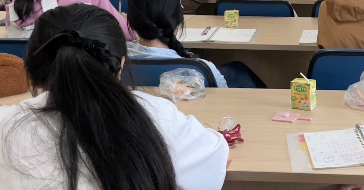 Die Schüler essen und hinterlassen wie gewohnt Müll im Unterricht