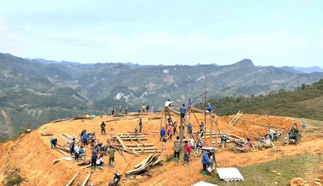 ラオカイの若者が資材を運び、険しい峠を越えて仮設住宅の撤去作業を支援する（写真5）