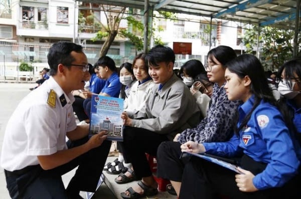 Naval Region 3: information on sea and island situation to Binh Dinh people