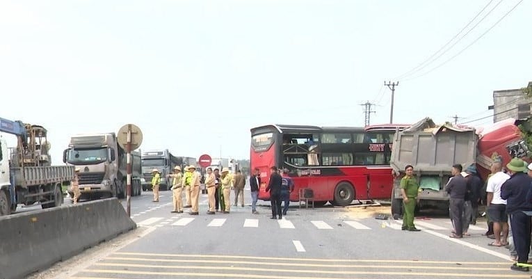 国道1A号線で複数の事故、8人負傷