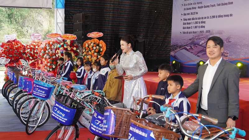 Die Hon La Port Joint Stock Company spendete den Stipendienfonds und Geschenke an benachteiligte Schüler der Gemeinde Quang Dong.