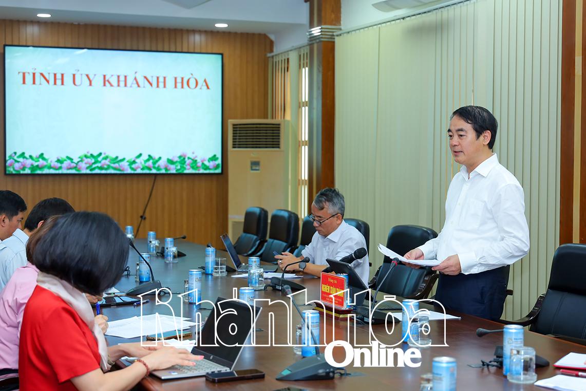 Provincial Party Secretary Nghiem Xuan Thanh gave a speech at the meeting.