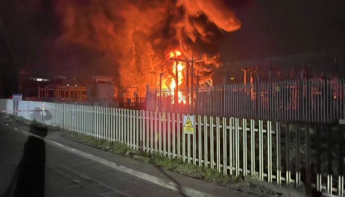 El aeropuerto más grande de Europa cierra tras un incendio en un transformador y un caos en la aviación internacional.