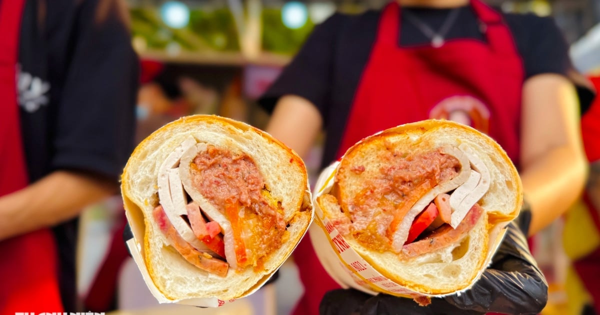 Vietnamese Bread Festival in Ho Chi Minh City is crowded with diners