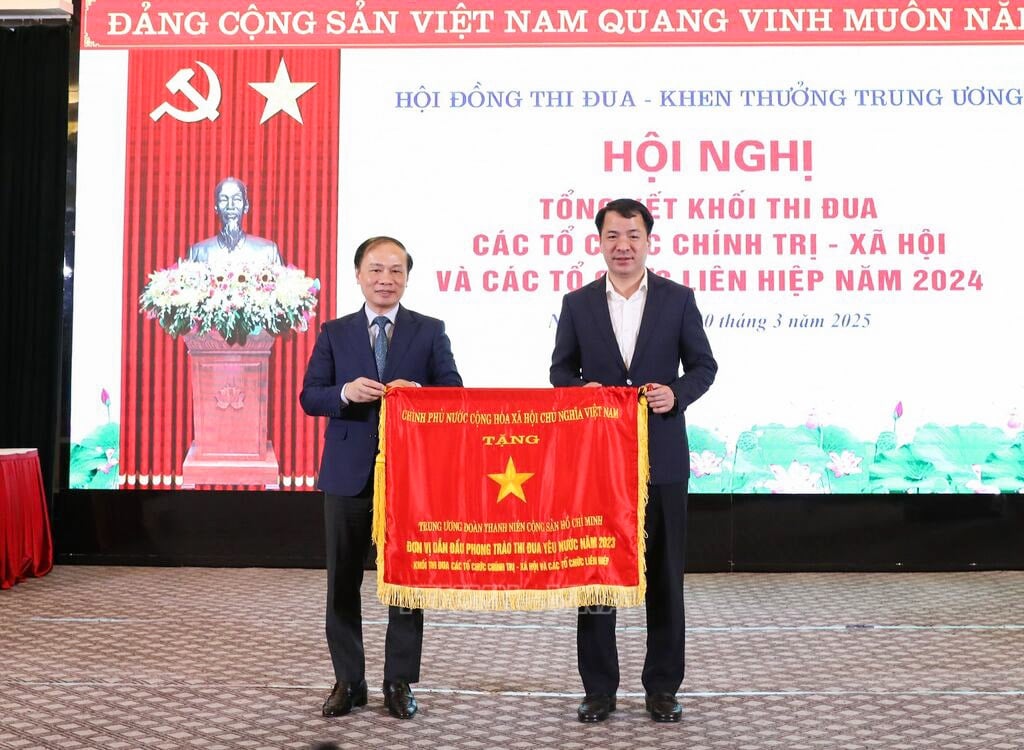 152754-Central Committee of the Ho Chi Minh Communist Youth Union Vinh Du was awarded the Outstanding Performance Award by Prime Minister Anh Duc Phuong-TTXVN.jpg